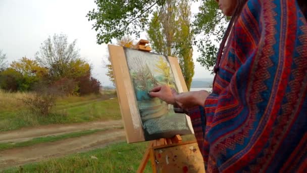 Barna hajú nő rajz egy képet a Plein Air - Felvétel, videó