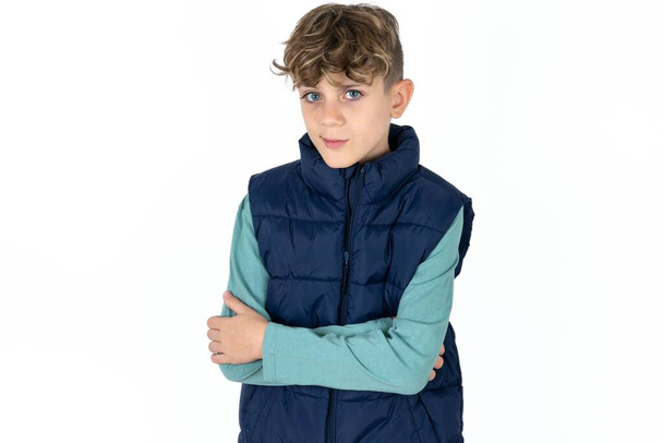 Knappe blanke tiener jongen in blauw vest Pointing neer met vingers tonen reclame, verrast gezicht en open mond - Foto, afbeelding
