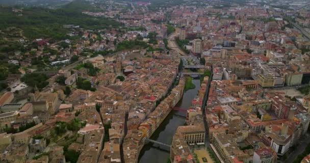 Letecký pohled na město Girona v krásném letním dni, Katalánsko, Španělsko. - Záběry, video