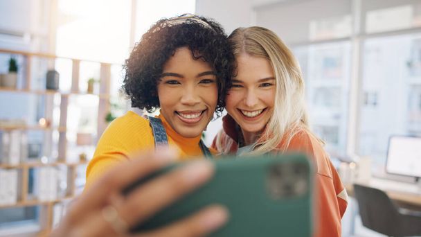 Φίλοι, χαρούμενος και selfie στο σπίτι με αστεία πινακίδα ειρήνης χέρι και τα μέσα κοινωνικής δικτύωσης φωτογραφία για θέση στο σπίτι. Χαμόγελο, εικόνα προφίλ και φιλία των νέων γυναικών στο σαλόνι με τα αυτιά λαγουδάκι χειρονομία. - Φωτογραφία, εικόνα