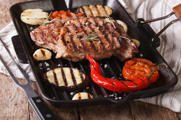 marha steak, grillezett zöldségekkel a serpenyőben, vízszintes és bordák - Fotó, kép