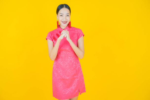 肖像美しい若いアジアの女性の笑顔アクションで色の背景 - 写真・画像