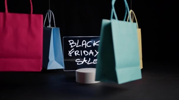 Black Friday Sale Hintergrund mit rotierenden Taschen .  - Filmmaterial, Video