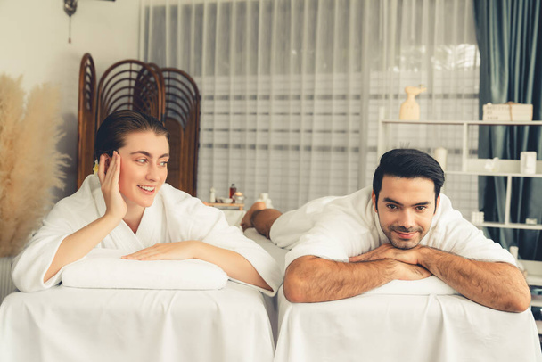Kaukaska para klientów korzystających relaksujący masaż antystresowy spa i rozpieszczający z rekreacji skóry piękna rekreacji w dzień światło ambient salon spa w luksusowym ośrodku lub hotelu. Cichy zapach - Zdjęcie, obraz
