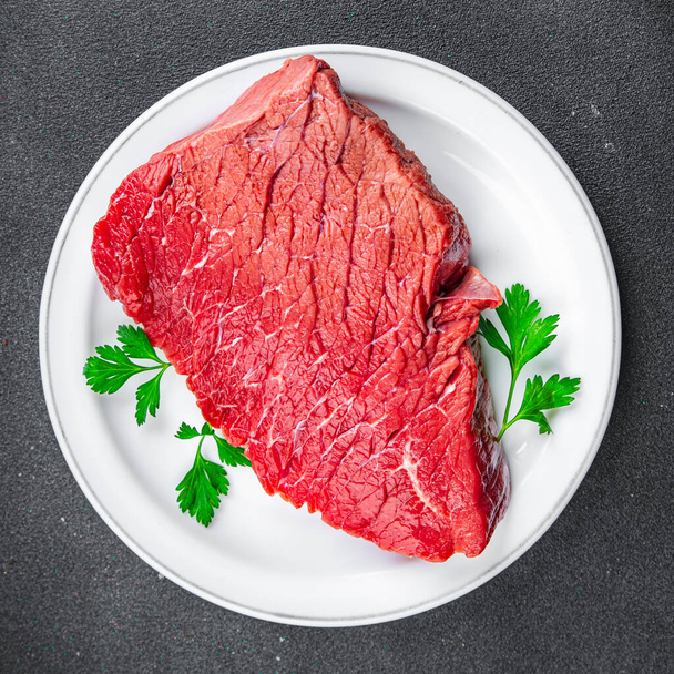 rohes Fleisch Rindfleisch frisches Kalbfleisch lecker gesunde Ernährung Kochen Vorspeise Mahlzeit Snack auf dem Tisch kopieren Raum Lebensmittel Hintergrund rustikal Draufsicht - Foto, Bild