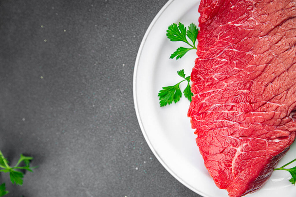 Çiğ et taze dana eti lezzetli sağlıklı yemek aperatif yemek aperatifler masa üzerinde fotokopi uzay yemeği arka plan kırsal üst görünüm - Fotoğraf, Görsel