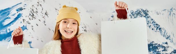 słodkie nastolatek dziewczyna w stylowe kurtka z prezenty torby uśmiechnięte do aparatu, koncepcja mody, baner - Zdjęcie, obraz