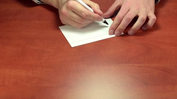 Ecrire Hahaha sur papier à lettres
 - Séquence, vidéo