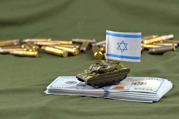Бойовий танк з ізраїльським прапором на фоні доларових банкнот. Концепція військової допомоги від США. - Фото, зображення