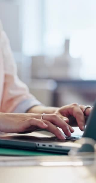 Handen, laptop en een zakenman typen close-up aan een bureau in haar kantoor voor werk aan een rapport. Computer, e-mail of zoeken met een medewerker die werkt aan een website voor onderzoek of online netwerken. - Video