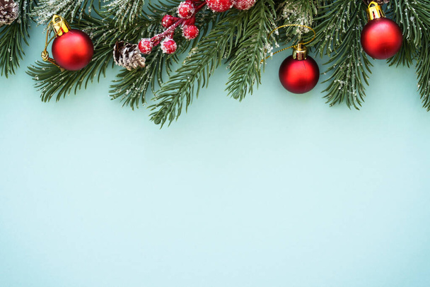 Χριστούγεννα φόντο και κόκκινο διακοσμήσεις στο φόντο χρώμα. Επίπεδη εικόνα lay με αντίγραφο χώρου. - Φωτογραφία, εικόνα