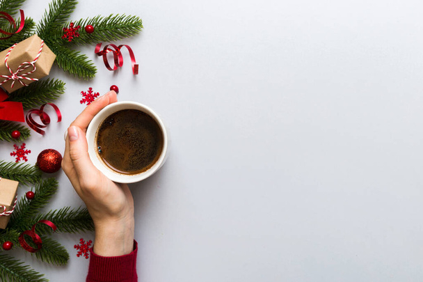Mujer sosteniendo una taza de café. Manos de mujer sosteniendo una taza con café caliente. Concepto de invierno y Navidad. - Foto, imagen
