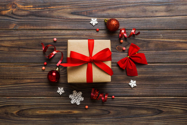 Top view Επίπεδη θέσει χριστουγεννιάτικες διακοσμήσεις και κουτί δώρου σε έγχρωμο φόντο με χώρο αντίγραφο. Χριστούγεννα ή Ευτυχισμένο το Νέο Έτος σύνθεση. - Φωτογραφία, εικόνα