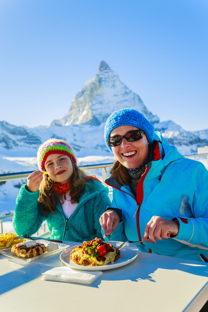 Winter, ski - skiërs genieten van pauze voor de lunch - Foto, afbeelding