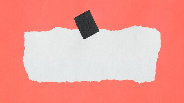 Papier déchiré avec ruban adhésif et fond orange - Photo, image