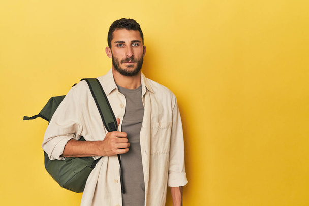 Jonge Spaanse man met reisrugzak - Foto, afbeelding