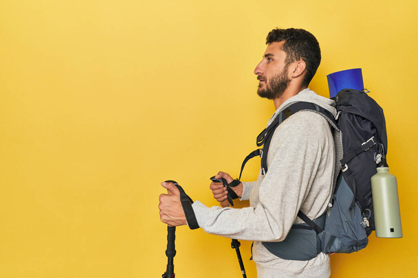 Homme hispanique avec sac à dos et bâtons de randonnée - Photo, image