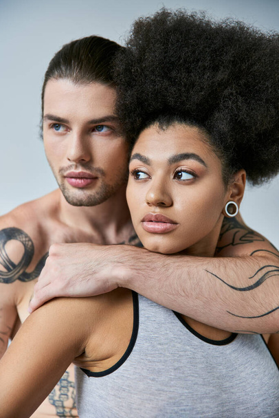 attraktive junge multikulturelle Freund und Freundin posiert zusammen liebevoll, sexy Paar - Foto, Bild