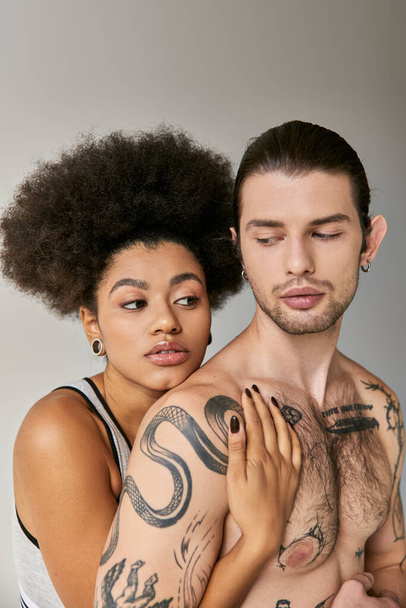 gyönyörű fiatal afro-amerikai nő ölelés neki csinos barátja hátulról, szexi pár - Fotó, kép
