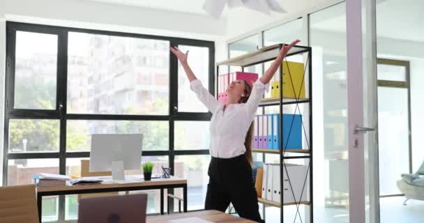 Dělnice tančí v kanceláři firmy. Podnikatelka se na konci pracovního dne raduje z rozptýlení dokumentů o zpomalení místnosti - Záběry, video