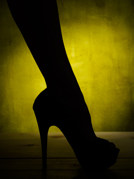 Θηλυκό πόδι σε ψηλοτάκουνα - Φωτογραφία, εικόνα