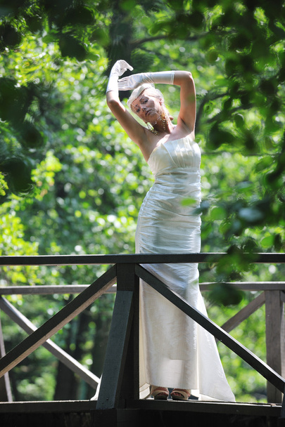 Beautiful bride outdoor - Foto, afbeelding