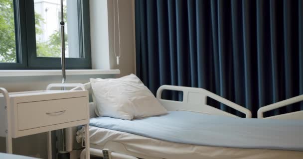 Erholungsraum mit bequemem Bett in der Klinik. Modernes Interieur des leeren Krankenzimmers. - Filmmaterial, Video
