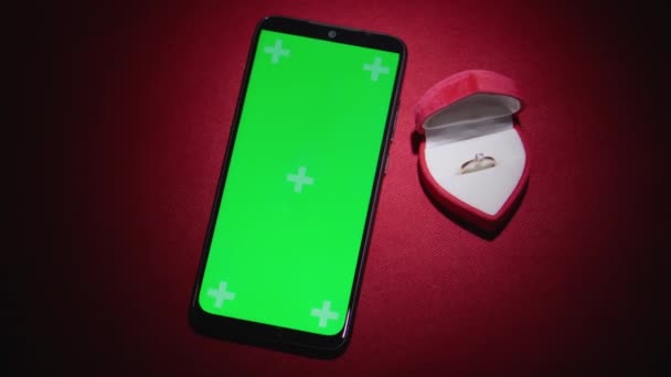 A special day for an important decision. Advertisement of an engagement ring on a website in an online store. Chroma key effect with green screen. A spotlight shines from above and the camera shoots - Footage, Video