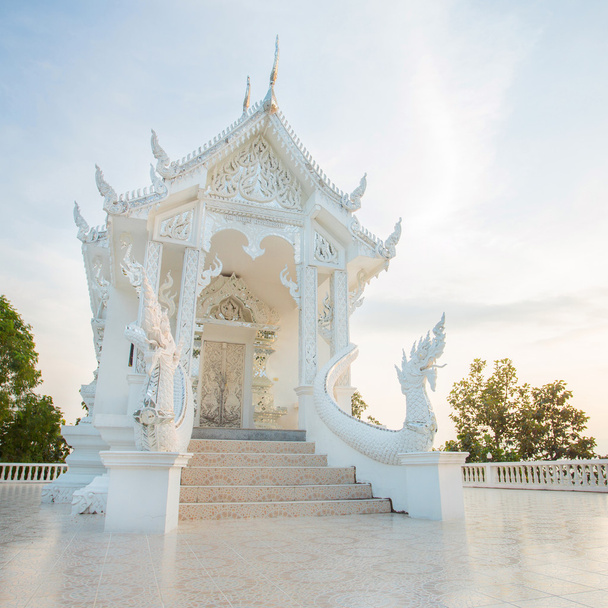 White Buddhist temple - Фото, изображение