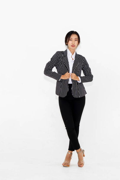 Retrato de mujer asiática de cuerpo completo sobre fondo blanco con traje de negocios formal. Jivy. - Foto, Imagen