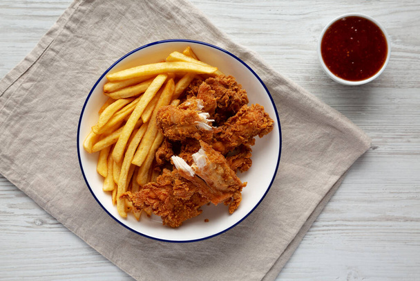Crispy Chicken Strips met friet en zure zoete saus - Foto, afbeelding