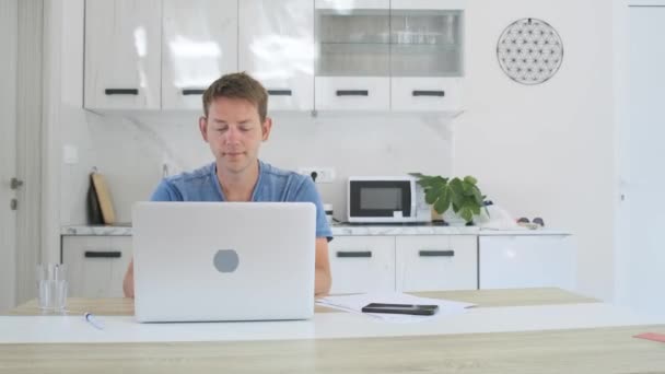 Tevreden jonge zakenman handelaar werk op laptop thuis. Mannelijke professionele makelaar tevreden met online deal op de aandelenmarkt en crypto valuta. - Video