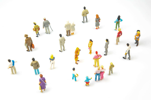 Miniaturmenschen. Gruppe unterschiedlicher Menschen kommunizieren auf weißem Hintergrund miteinander. Konzept der Kommunikation und Beziehungen in der Gesellschaft. - Foto, Bild