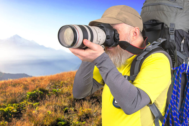 Sırt çantalı bir fotoğrafçı seyahatte doğanın güzelliğini fotoğraflıyor. - Fotoğraf, Görsel
