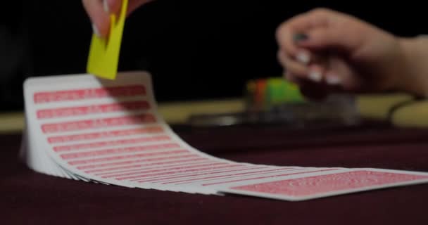 Κάρτες και μάρκες στο τραπέζι σε ένα καζίνο, κοντινό πλάνο - Πλάνα, βίντεο