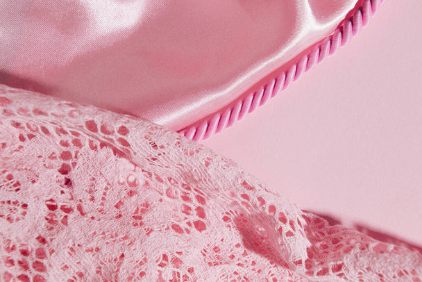 Výběr luxusních látek pro formální šaty, kreativní uspořádání textur v pastelové růžové. - Fotografie, Obrázek