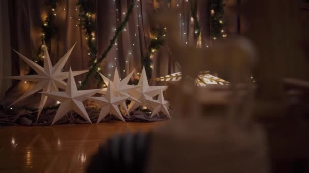Φωτεινές και χαρούμενες χριστουγεννιάτικες διακοσμήσεις, έτοιμες να φέρουν γιορτινό πνεύμα στο σπίτι ή την εκδήλωσή σας - Πλάνα, βίντεο