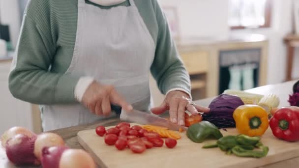 Χέρια, μαχαίρια και λαχανικά στην κουζίνα, μαγείρεμα και υγιεινή διατροφή για ευεξία, υγεία και προετοιμασία στο σπίτι. Πρόσωπο, τεμαχίζοντας ή τεμαχίζοντας καρότο για τρόφιμα, διατροφή και closeup στο τραπέζι στο σπίτι. - Πλάνα, βίντεο