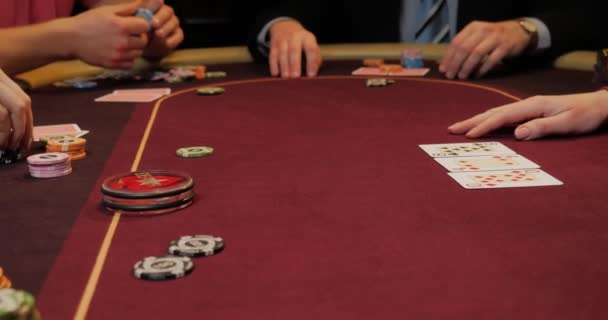 Žena hrající poker na červeném stole s žetony a kartami. Zaměření na ruce - Záběry, video