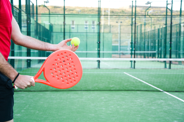 Mies pelaa meloa tennistä
 - Valokuva, kuva