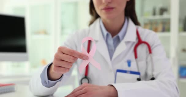 Roze lint en borstkanker bewustzijn concept. Gezondheid en oncologie van vrouwen - Video