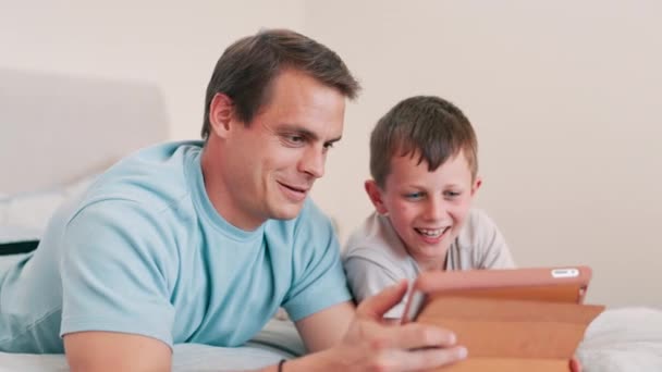 Батько, дитина і хлопчик з планшетом у спальні для онлайн-ігор, завантажують мультимедіа і читають історії електронних книг. Щасливий, тато і дитина стрімінг мультфільм, фільми і цифрові технології для навчання вдома. - Кадри, відео