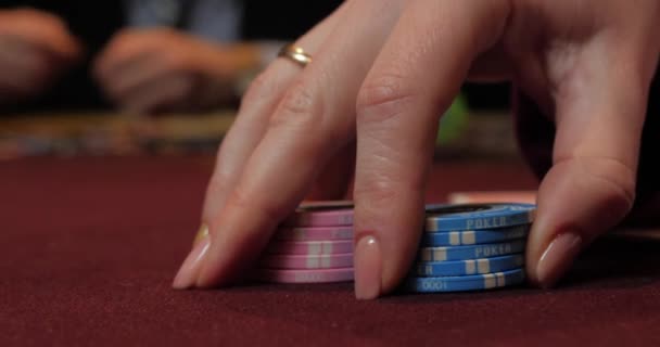 Jugar a las cartas en un casino. Primer plano de una mano femenina sosteniendo una tarjeta - Metraje, vídeo