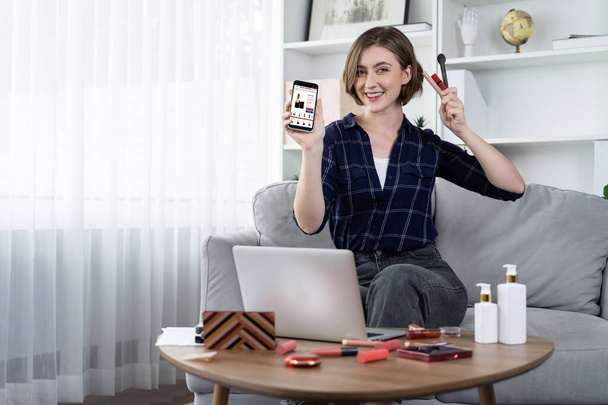 Молода щаслива жінка купує продукт через інтернет-магазини вдома під час замовлення товарів з Інтернету з кредитною платіжною системою онлайн, захищеною максимальною кібербезпекою з платформи інтернет-магазину - Фото, зображення