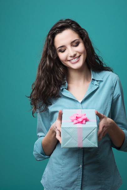 Girl giving a beautiful gift - Foto, immagini