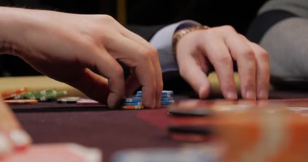 Jugar a las cartas en un casino. Primer plano de una mano femenina sosteniendo una tarjeta - Metraje, vídeo