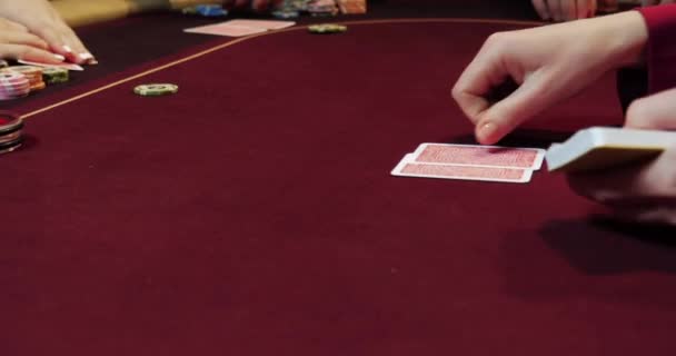 Spielkarten in einem Casino. Nahaufnahme einer weiblichen Hand, die eine Karte hält - Filmmaterial, Video