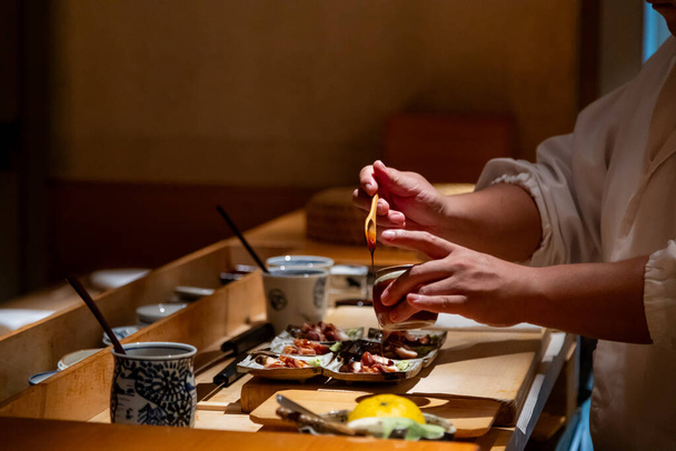 Koch bringt Sushi in die Küche - Foto, Bild