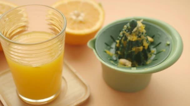 συμπιέζοντας πορτοκάλια σε χυμό πορτοκαλιού - Πλάνα, βίντεο