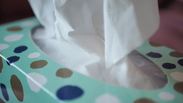  hand trek een stuk weefsel uit tissue papieren doos , - Video
